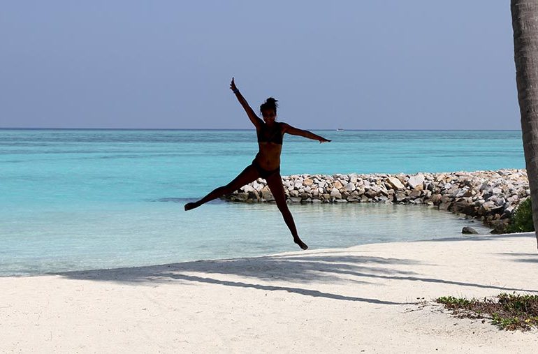 Luxusreisen - Sprung am Strand Malediven