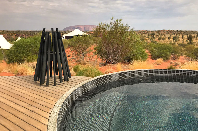 Hotel Pool mit Blick auf den Uluru