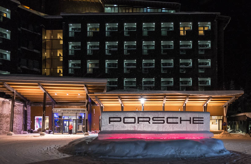 Hotel Levi Panorama mit Porsche Camp 4 Werbung