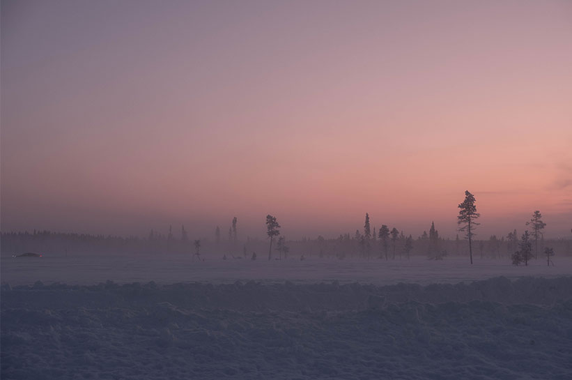 Nebel und Sonnenuntergang in Finnland auf dem Trainingsgelände aus Schnee.