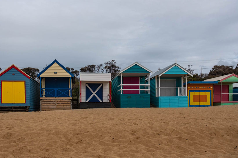 Strandhäuser aus Holz in Australien nahe Melbourne