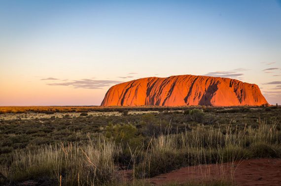 Outback Australien Sehenswürdigkeiten Uluru im Sinnenuntergang