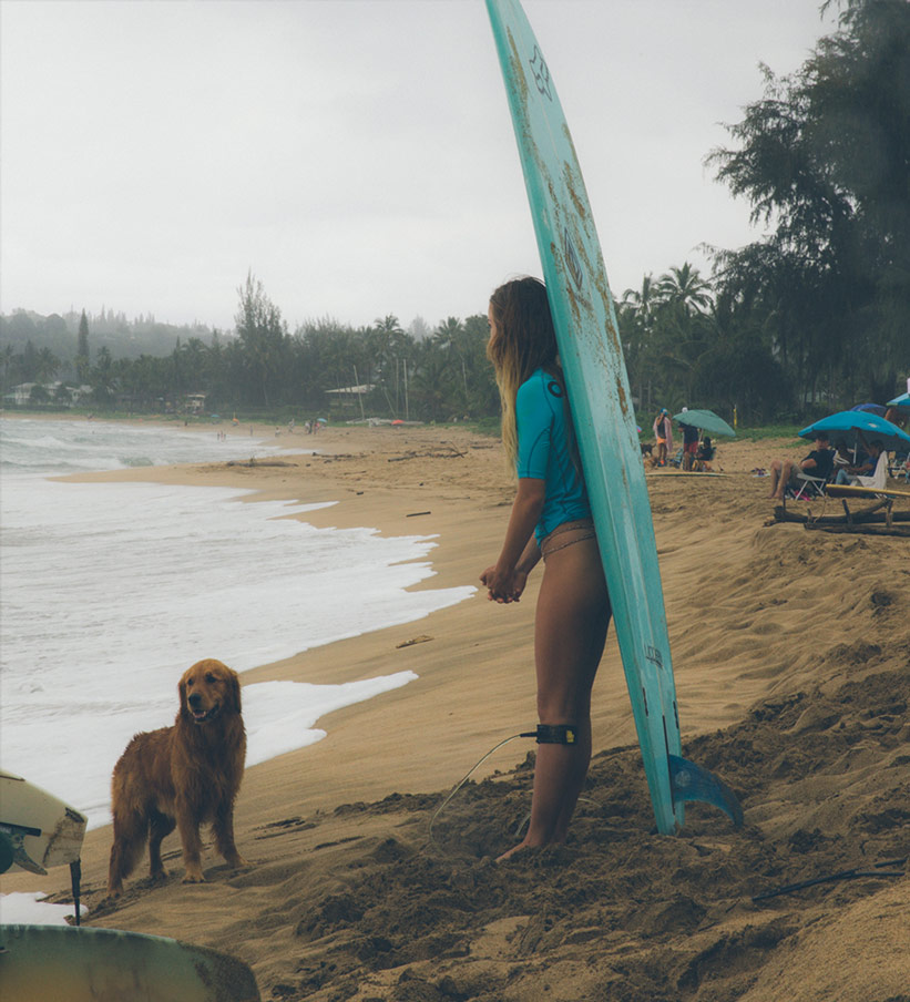Surfen lernen Kauai - Strand Frau mit Hund